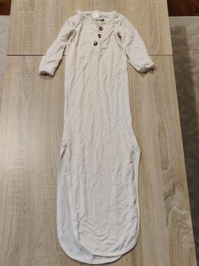 Lou Lou & Company White Button-Front Long Sleeve Knotted Gown Size Newborn
